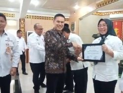 Yuliyanti, Kades Ujan Mas Menerima Penghargaan Desa Patuh Pajak 2023