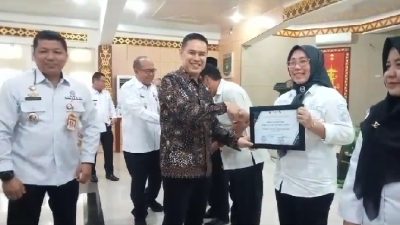 Yuliyanti, Kades Ujan Mas Menerima Penghargaan Desa Patuh Pajak 2023