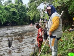 “Asatan”, Ribuan Warga dari Berbagai Daerah Berebut Ikan di Sungai Sampean Baru