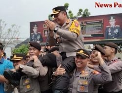 Usai Apel Pagi Perpisahan Kapolresta Sidoarjo Dipanggul Kapolsek dan Anggota