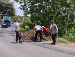 Polsek Girimarto Bersama TNI dan Warga Perbaiki Jalan Rusak Akibat Terkikis Air Hujan