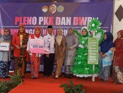 Peringati Hari Ibu, TP. PKK dan DWP Kecamatan Dlanggu Gelar Lomba Fashion Show Daur Ulang