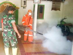 Babinsa Koramil Sukosewu Bojonegoro dampingi Petugas Dinkes Lakukan Fogging