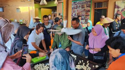 Pemdes Ngujung Study Tiru di Svwaga Bumi Magelang