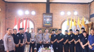 Kapolres AKBP Mario Prahatinto Kunjungi Padepokan PSHT Cabang Bojonegoro Pusat Madiun