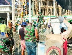 Bersama Warga, Babinsa Koramil Kanor Bojonegoro Karya Bakti Pengecoran Lantai Masjid di Caruban