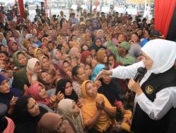 Gubernur Khofifah Salurkan Bansos dan Tali Asih Kepada Masyarakat Probolinggo