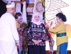 Gubernur Khofifah Terima Penghargaan Pemersatu Umat dari Parisada Hindu Dharma