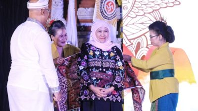 Gubernur Khofifah Terima Penghargaan Pemersatu Umat dari Parisada Hindu Dharma