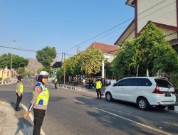 Polwan Cantik Giat Pengamanan Ibadah Gereja di Wonogiri