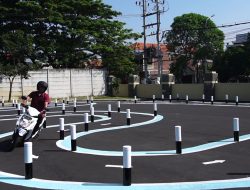 Pemohon SIM Tetap Kesulitan Atasi Lintas Huruf S, Polresta Sidoarjo Berikan Latihan Uji Praktik Gratis