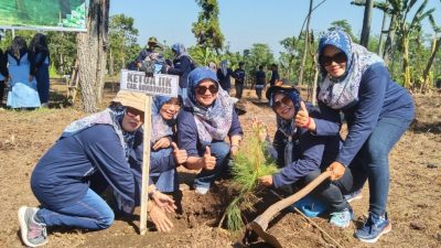 Srikandi-Srikandi Perhutani KPH Bondowoso Menggelar Acara Penanaman Bersama