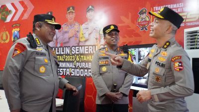 Sahli Sosbud Kapolri Cek Pelaksanaan Ops Lilin Semeru 2023 di Terminal Purabaya