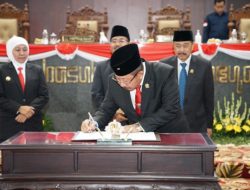 Mayjen TNI (purn)  Istu Hari Subagio Resmi Jabat Wakil Ketua DPRD Jatim