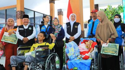 Satu Rangkaian Hari Jadi Pemprov Jatim ke-78, Gubernur Khofifah Gelar Pasar Murah di Situbondo dan Bagikan Uang Bansos