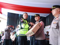 Kapolda Jatim Beri Motivasi Serahkan Tali Asih di Pos Pam Nataru ASDP Ketapang Banyuwangi