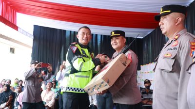 Kapolda Jatim Beri Motivasi Serahkan Tali Asih di Pos Pam Nataru ASDP Ketapang Banyuwangi