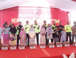 Kapolda Jatim Beri Bansos untuk Warga Asembagus saat Patroli Motor di Jalur Pantura Situbondo