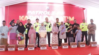 Kapolda Jatim Beri Bansos untuk Warga Asembagus saat Patroli Motor di Jalur Pantura Situbondo
