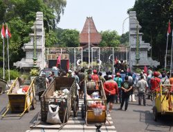 Pendemo di Pendopo Delta Wibawa Sidoarjo Bukan Petugas Kebersihan dari DLHK