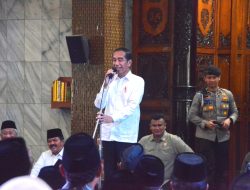 Presiden Joko Widodo Serahkan 1.000 Sertifikat Tanah Wakaf di Masjid Agung Sidoarjo