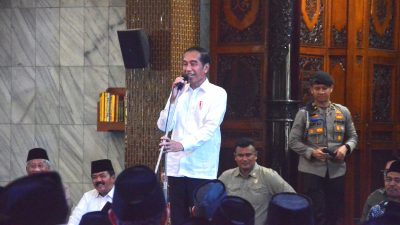 Presiden Joko Widodo Serahkan 1.000 Sertifikat Tanah Wakaf di Masjid Agung Sidoarjo
