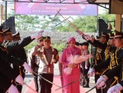 Seremoni Pedang Pora dan Tari Penyambutan AKBP Wiwit Adisatria Jabat Kapolres Blitar