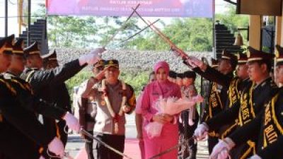 Seremoni Pedang Pora dan Tari Penyambutan AKBP Wiwit Adisatria Jabat Kapolres Blitar