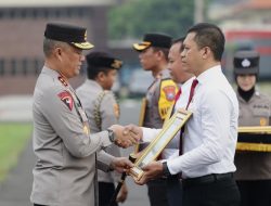 Beri Penghargaan Kepada 40 Personel Berprestasi, Kapolda Jatim Berikan Arahan Jelang Pemilu dan Nataru 2024