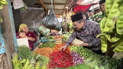 Pj. Bupati Pasuruan Pantau Operasi Pasar di Pasar Tradisional Warungdowo