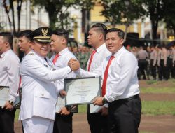 Berhasil Ungkap Kasus Produksi Ganja, Bupati Beri Penghargaan Personil Satnarkoba Polres Jember