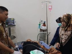 Sambangi Warnya yang Tertimpa Pohon, Bupati Ikfina Segera Lakukan Mitigasi Kebencanaan