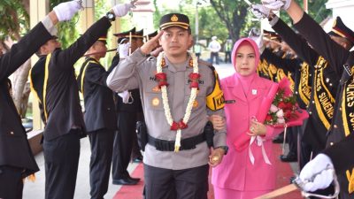 Sambut Kapolres Sumenep Baru, Tradisi Pedang Pora dan Diiringi Tari Muang Sangkal