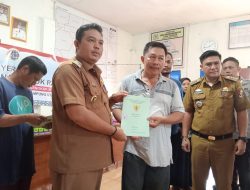 185 Warga Desa Pekurun Terima Sertifikat PTSL