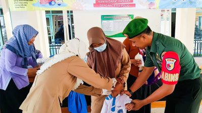 Dukung Kegiatan Sub PIN Polio, Babinsa Kodim Bojonegoro Dampingi Tim Nakes berikan Imunisasi Pada Anak