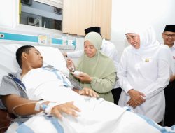 Gubernur Khofifah Jenguk Korban Kecelakaan Anzumil di RSUD Kab. Sidoarjo