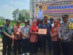 Bupati Ikfina Didampingi Camat Tri Cahyo Salurkan Bantuan Sembako dan Material Kepada Korban Puting Beliung di Wilayah Kemlagi