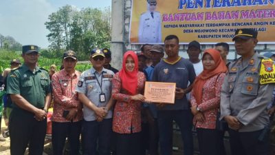 Bupati Ikfina Didampingi Camat Tri Cahyo Salurkan Bantuan Sembako dan Material Kepada Korban Puting Beliung di Wilayah Kemlagi