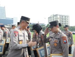 Kapolda Jatim Berikan Penghargaan Kepada 56 PNS dan Personel Polri yang Berprestasi