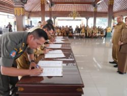 Dihadapan Bupati Ikfina, OPD Pemkab Mojokerto Lakukan Penanda Tanganan Kinerja Tahun 2024