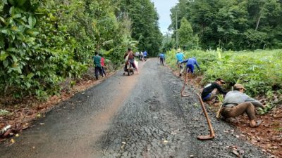 Lestarikan Kearifan Lokal, Pemdes Hujan Mas Gelar Gotong Royong Bersama