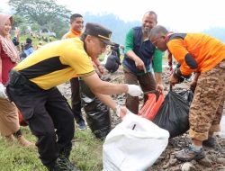 Polres Ponorogo Gandeng TNI dan Relawan Gotong Royong Bersihkan Sampah di Telaga Ngebel