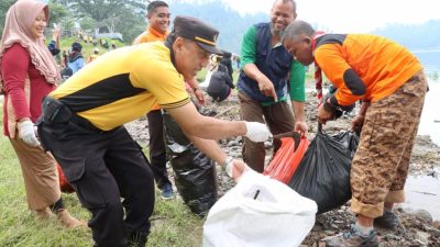 Polres Ponorogo Gandeng TNI dan Relawan Gotong Royong Bersihkan Sampah di Telaga Ngebel