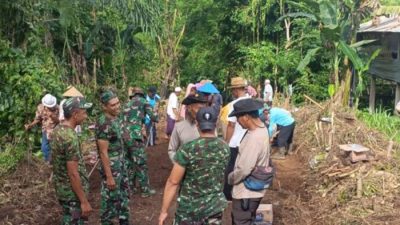 Sinergitas TNI-Polri Gotong Royong Buka Jalan Baru di Lombok Tengah