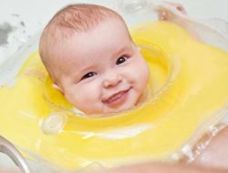 Pakar Unair : Penggunaan Pelampung Leher pada Bayi Berbahaya, Mitos atau Fakta?