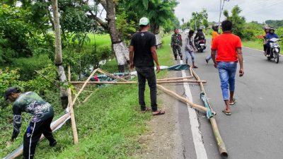 Masa Tenang Pemilu 2024, Babinsa Koramil Dander Bojonegoro Dampingi Giat Penertiban APK