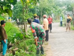 Bersama Pemdes dan Masyarakat Desa Sudah, Babinsa Koramil Malo Bojonegoro Laksanakan Karya Bakti Lingkungan