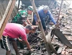 Babinsa Koramil Sumberrejo Bojonegoro bantu Bersihkan Reruntuhan Bangunan Dapur Rumah Roboh