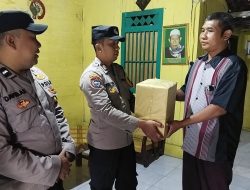 Bhabinkamtibmas Polres Bojonegoro Jenguk dan Beri Bantuan Anggota KPPS yang Sedang Sakit