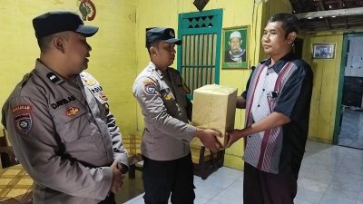 Bhabinkamtibmas Polres Bojonegoro Jenguk dan Beri Bantuan Anggota KPPS yang Sedang Sakit